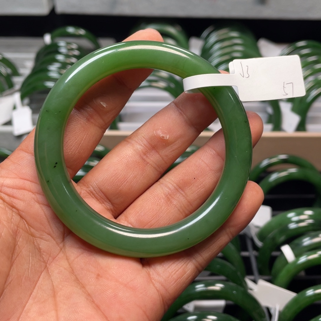 馨***月和田玉（碧玉）手镯未镶嵌