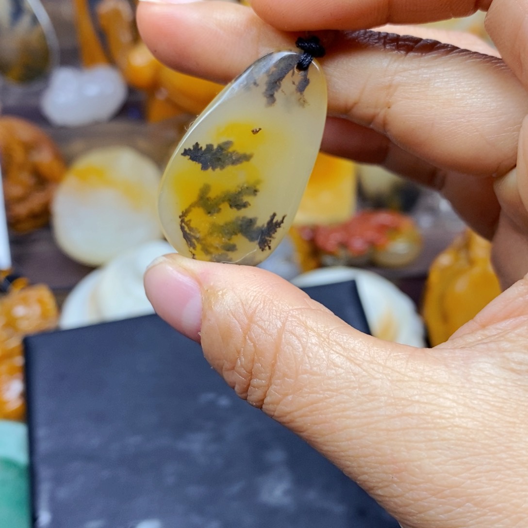 石英质玉（黄龙玉）颈饰未镶嵌