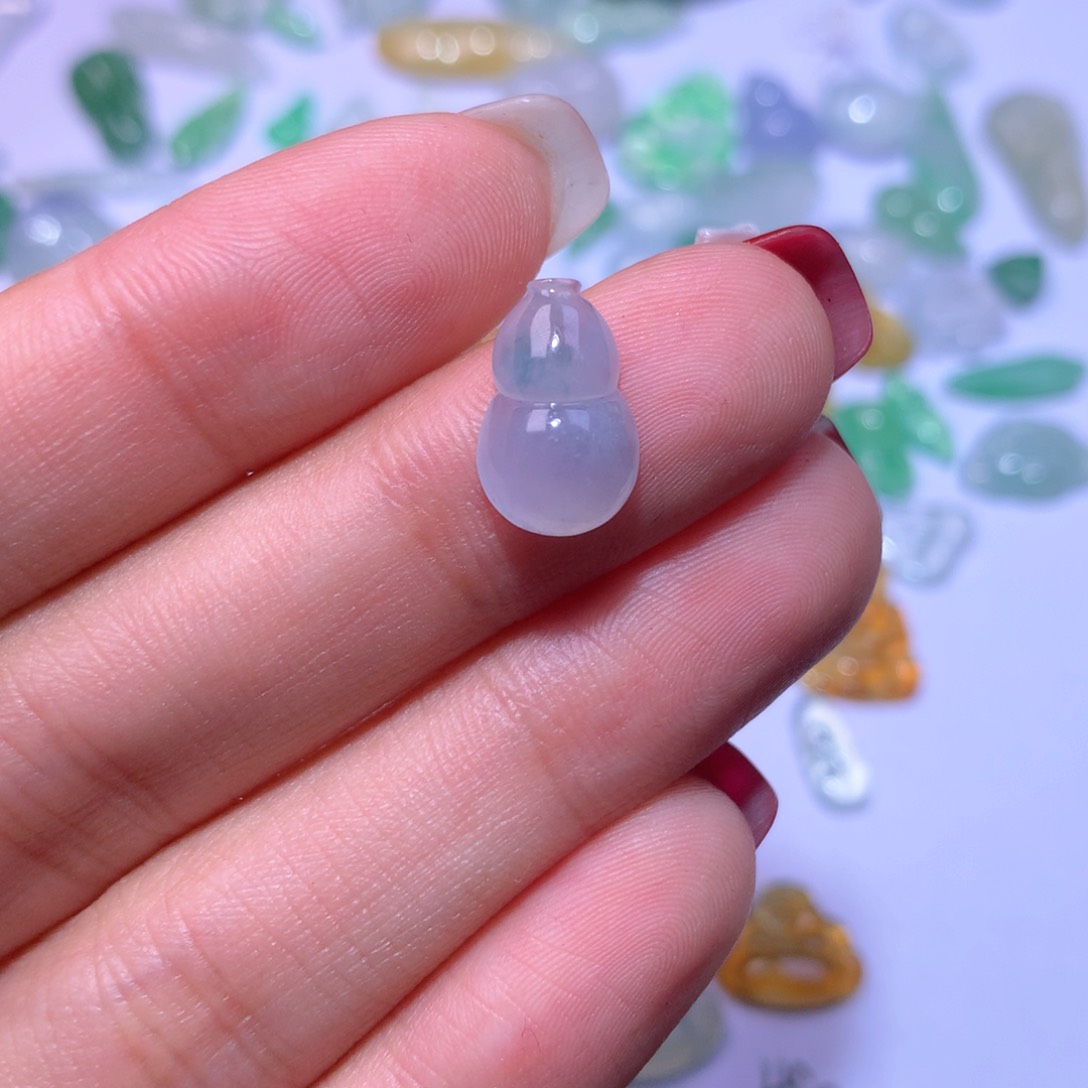 翡翠颈饰未镶嵌葫芦。   金水