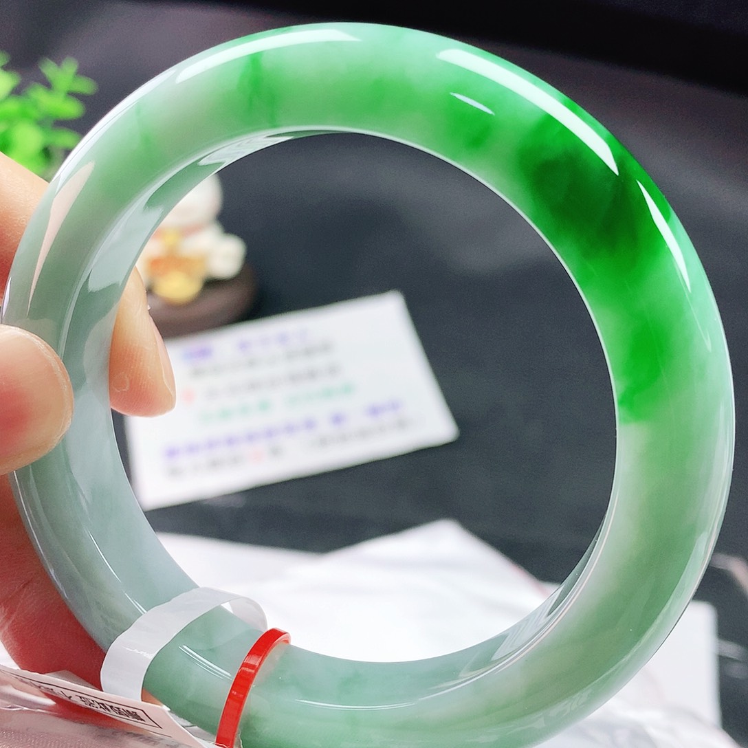 翡翠手镯未镶嵌58圈