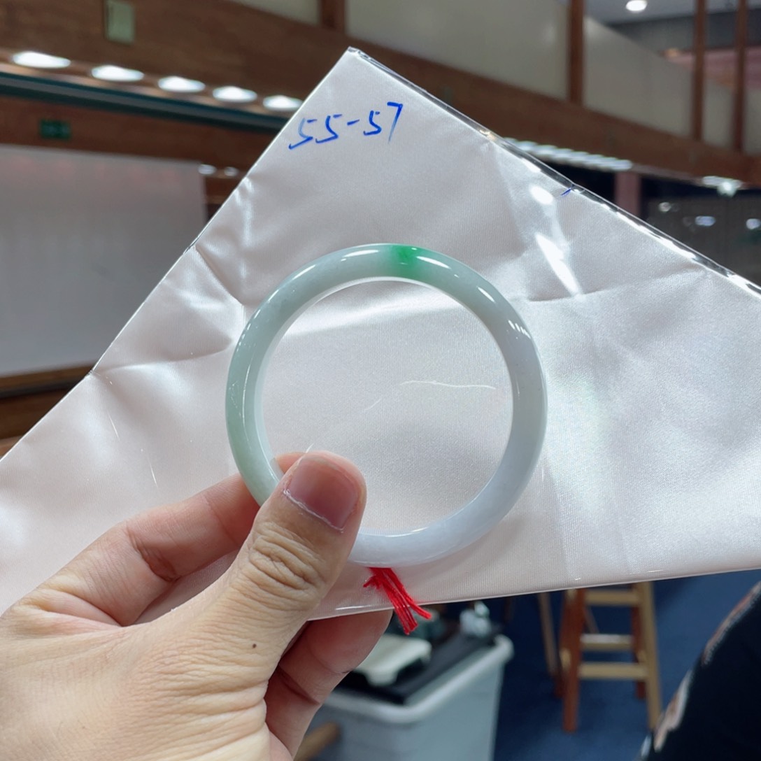 翡翠手镯未镶嵌有包容