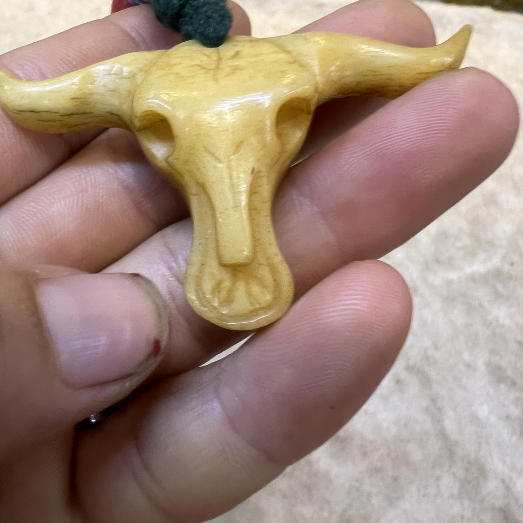 这是一个骨制小牌子