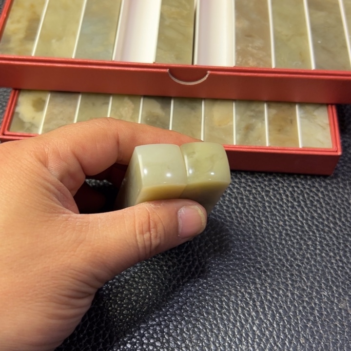 灵***塑伊犁石印石1.8*6.0素章两枚