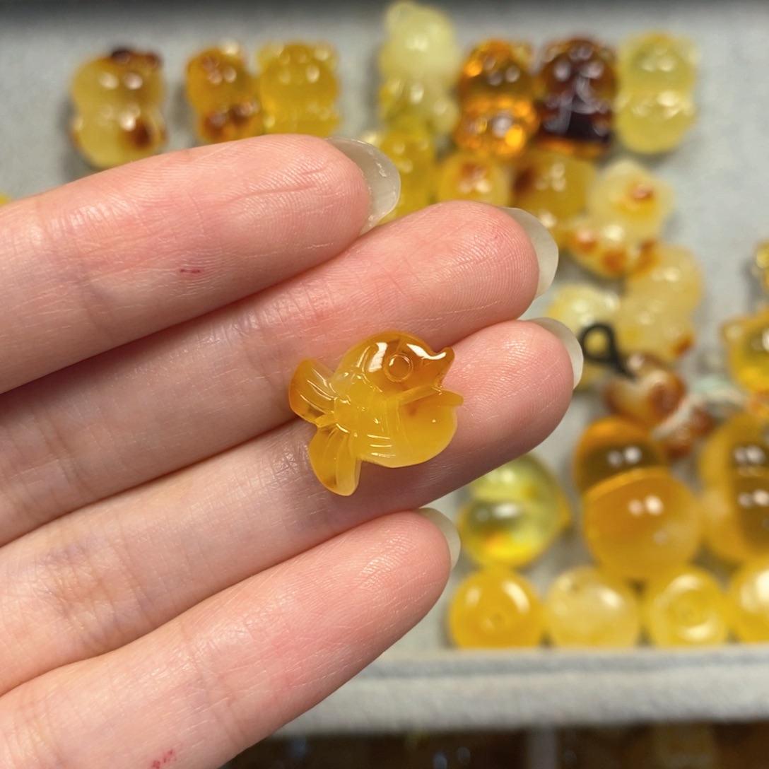 未镶嵌颈饰琥珀鱼