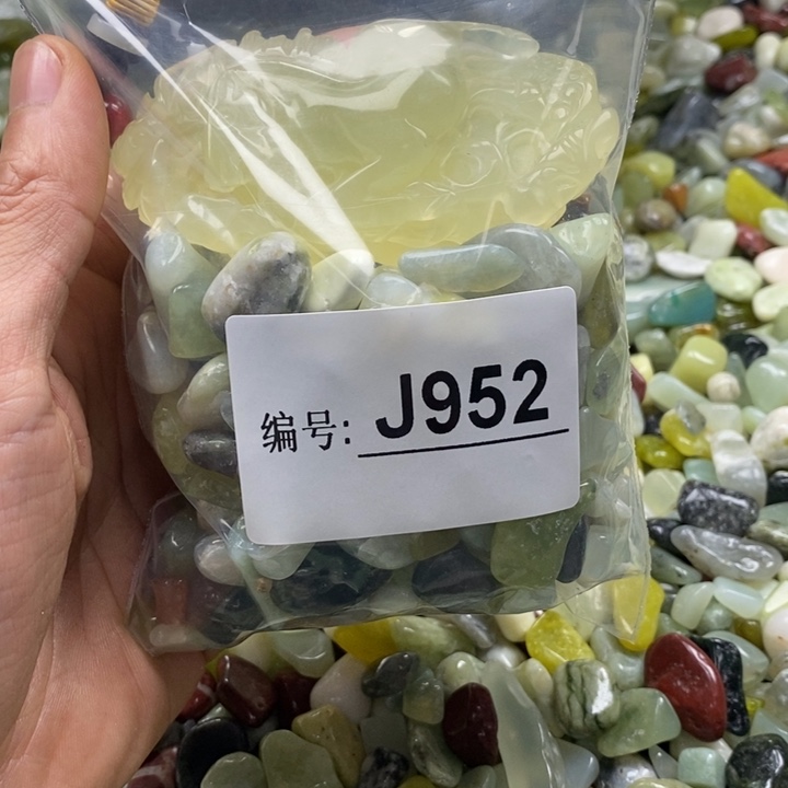 蛇纹石玉鱼缸石未镶嵌