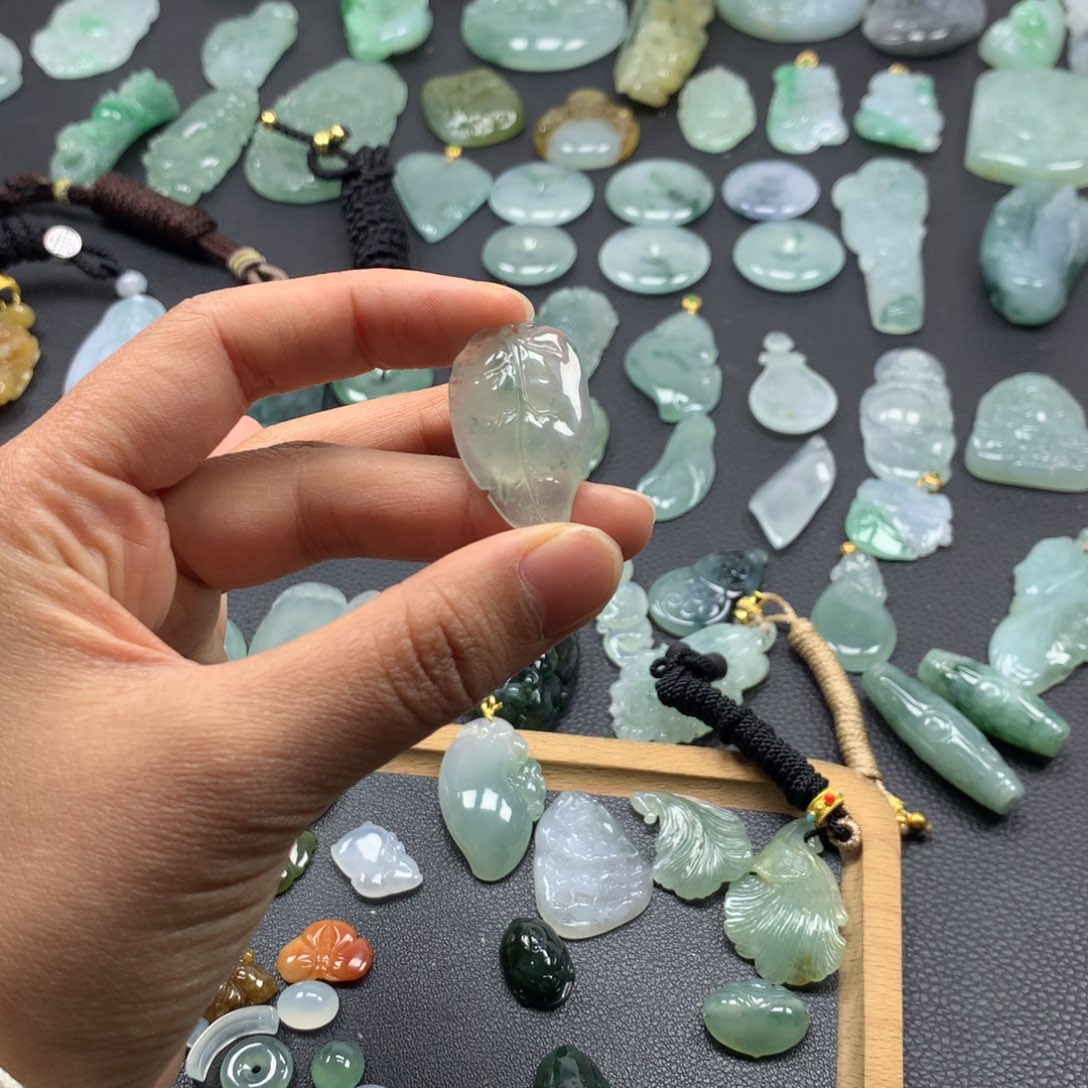 翡翠颈饰未镶嵌树叶