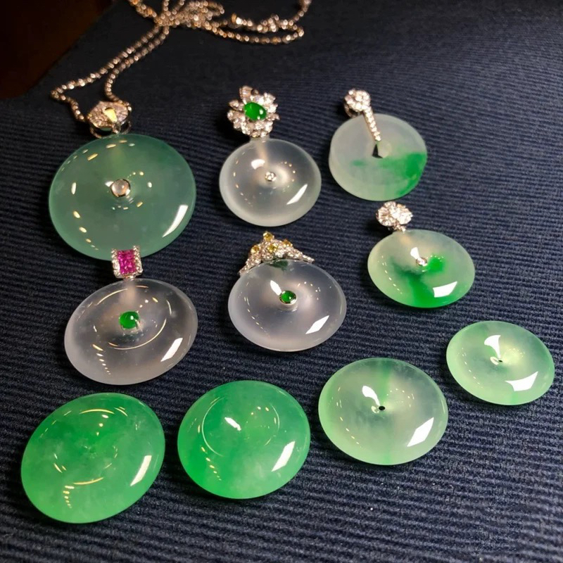 缅料翡翠吊坠平安扣高冰飘阳绿18K金豪镶嵌