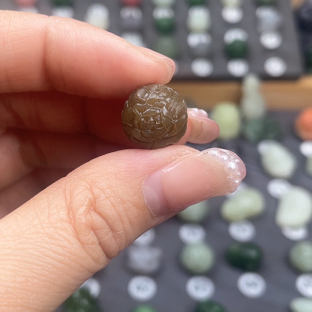 和田玉颈饰未镶嵌温****阳糖料有钱花挂坠定制