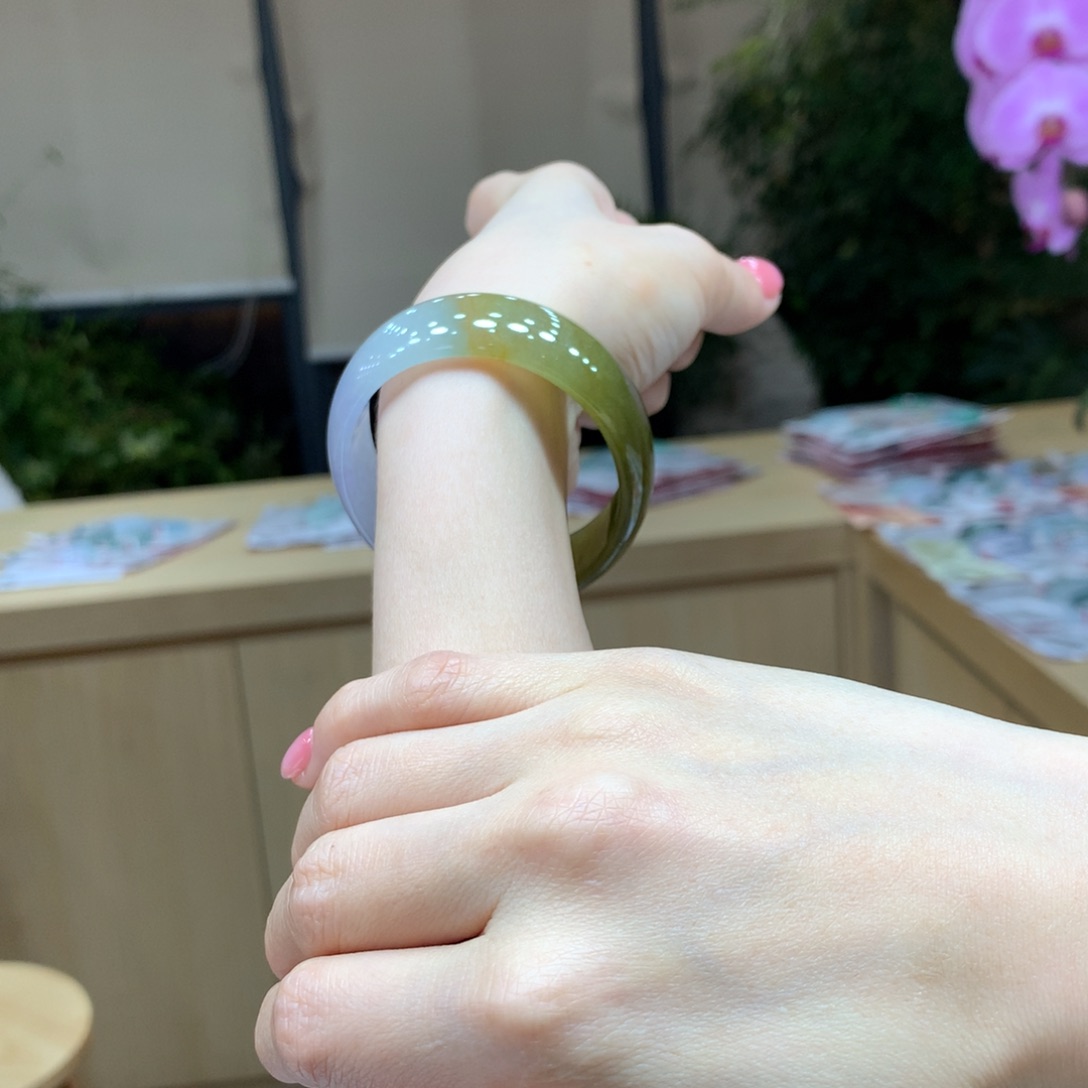 翡翠手镯未镶嵌不退不换