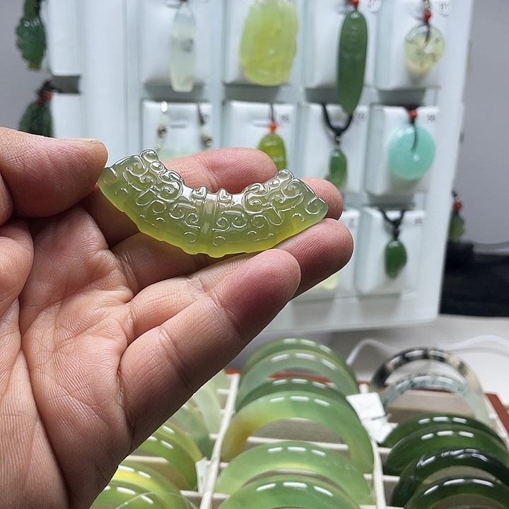 蛇纹石玉颈饰未镶嵌