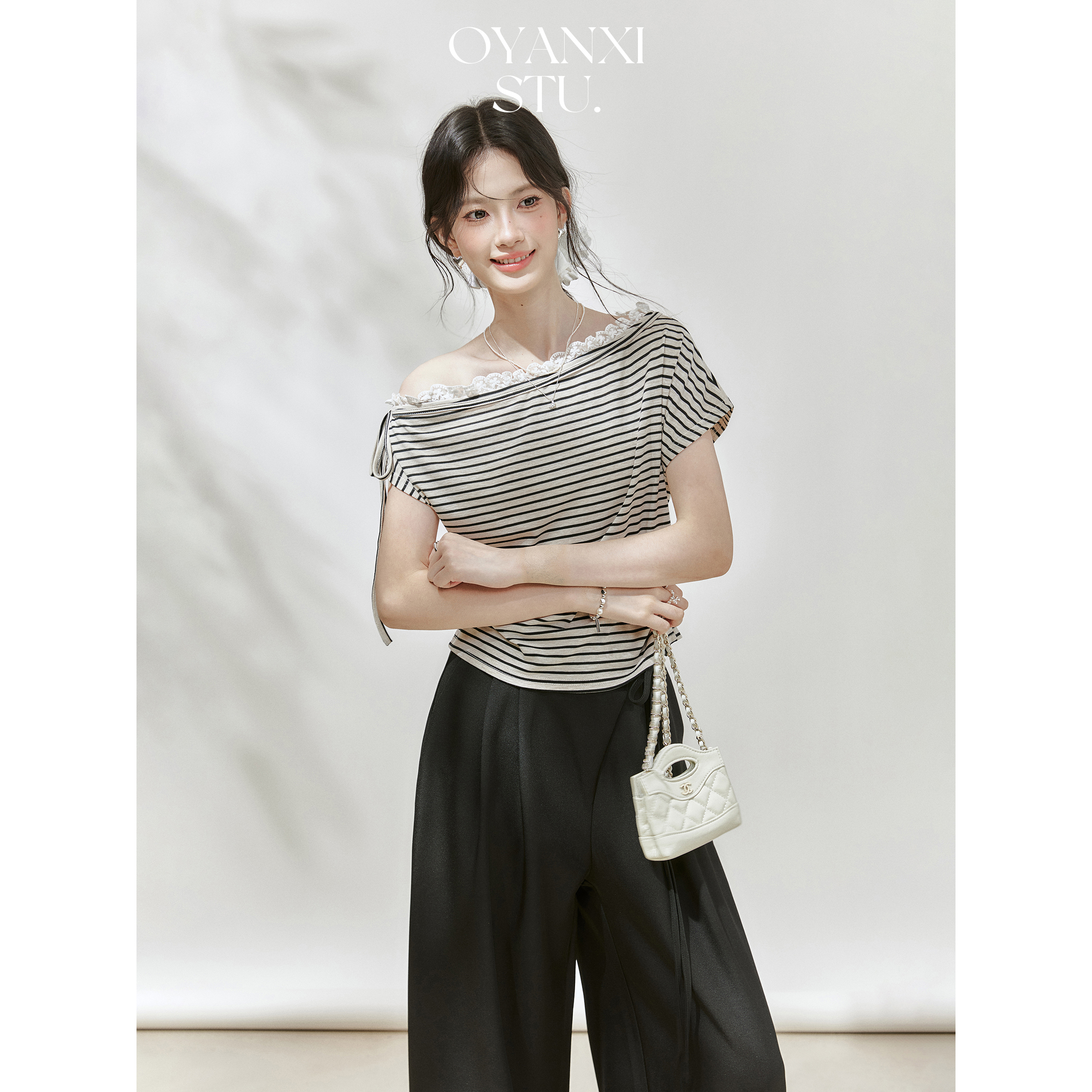 【清清】欧阳喜《巧巧松挞》黑色条纹斜肩短袖t恤女夏修身收腰设计感