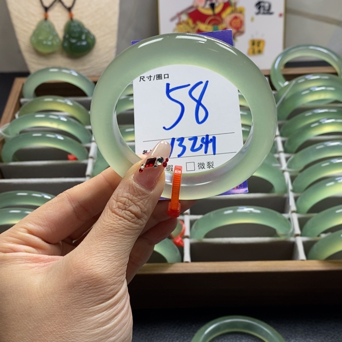 蛇纹石玉手镯未镶嵌