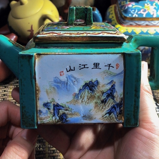 紫砂茶壶原矿泥料手工制作的紫砂壶。