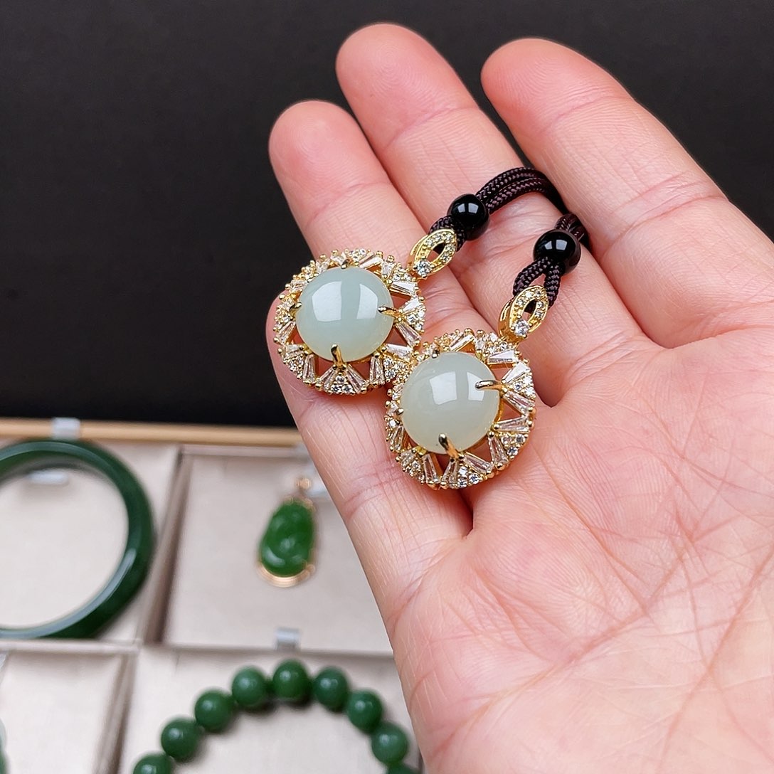 和田玉合金颈饰挂坠