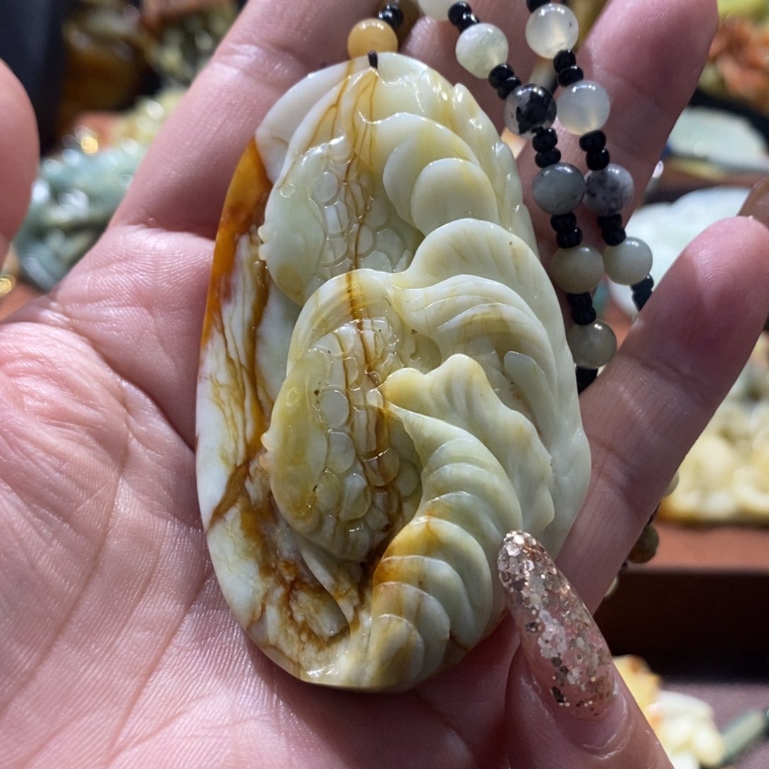 蛇纹石玉颈饰未镶嵌