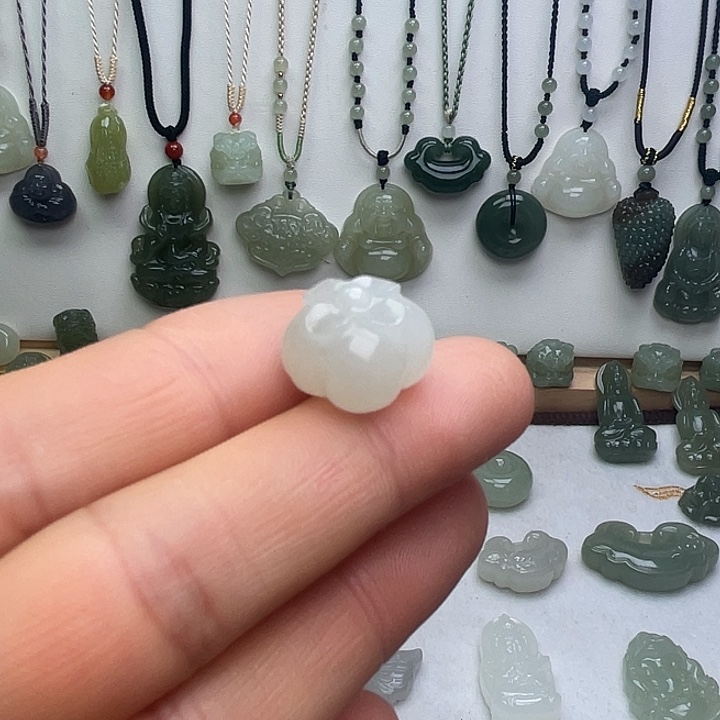 和田玉未镶嵌颈饰事事如意