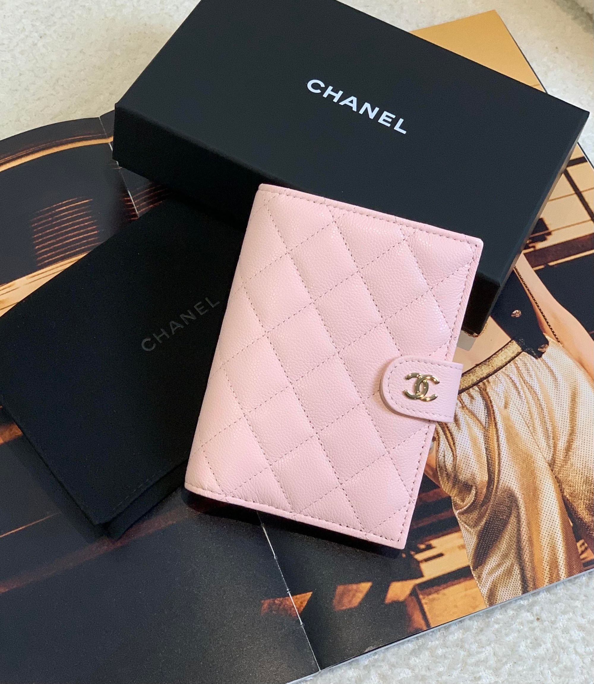 全新未使用 Chanel/香奈儿 壹臻/25s樱花粉荔枝护照夹/39659014