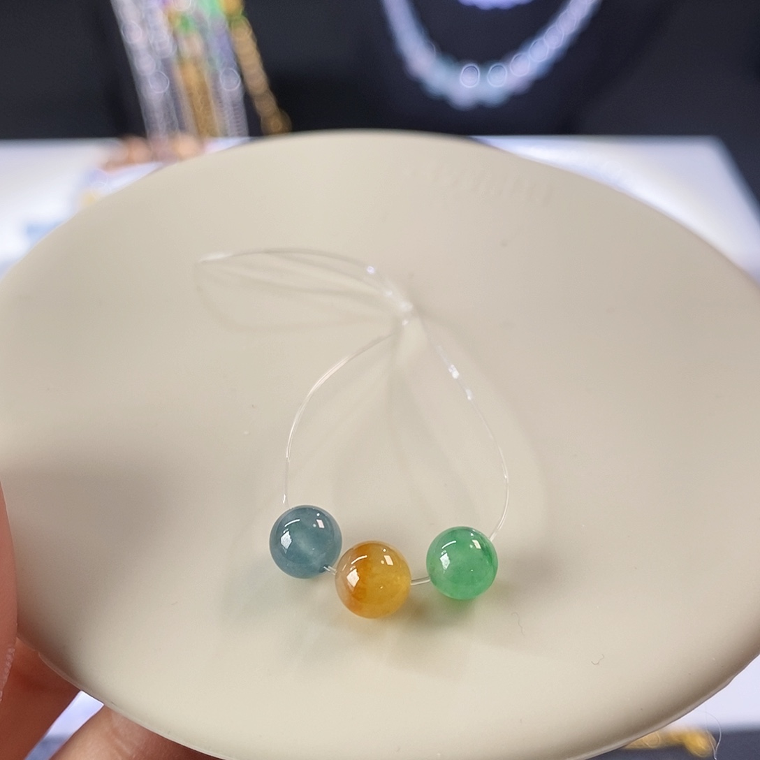 翡翠挂件未镶嵌一手珠珠