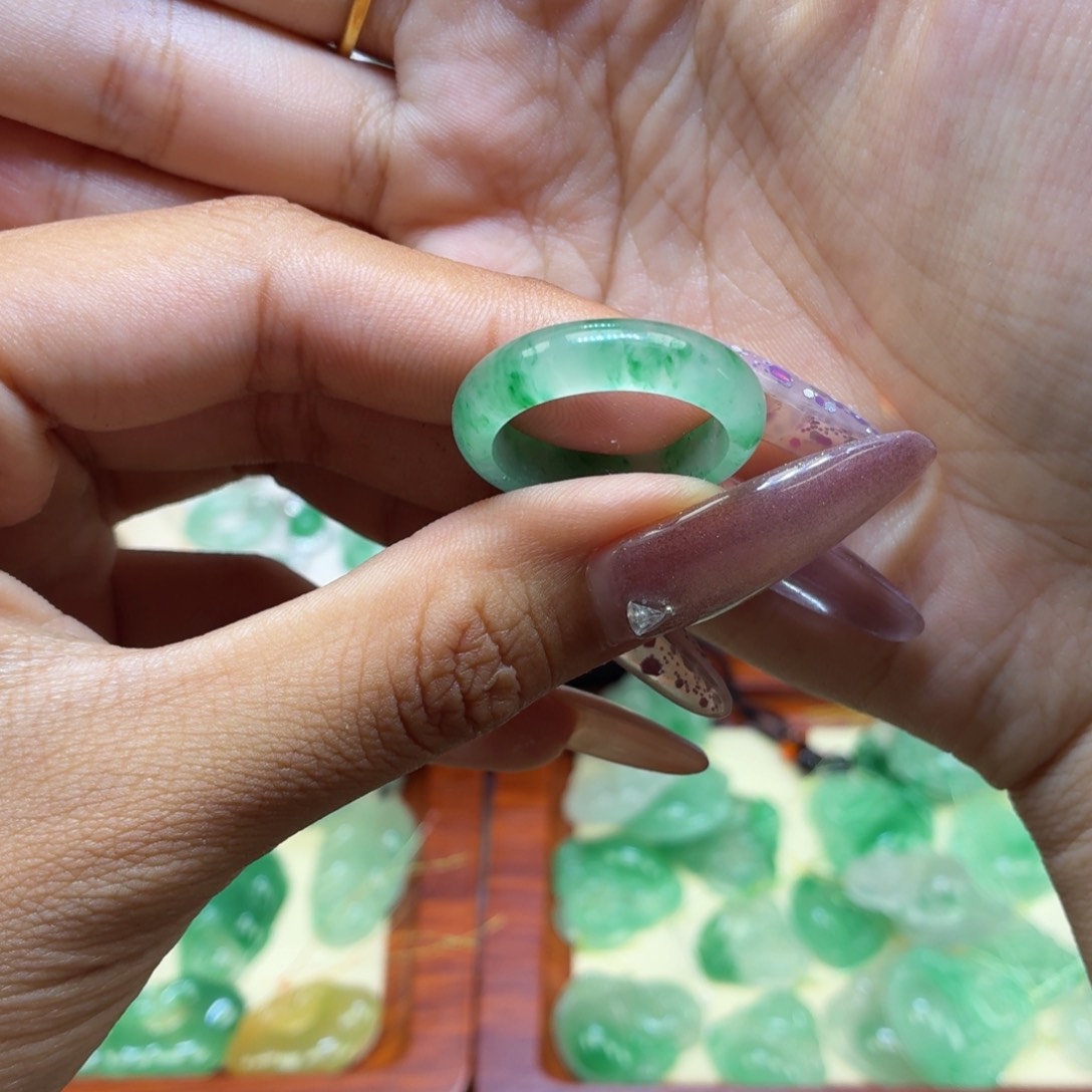 石英质玉（非洲翠）未镶嵌颈饰素圈