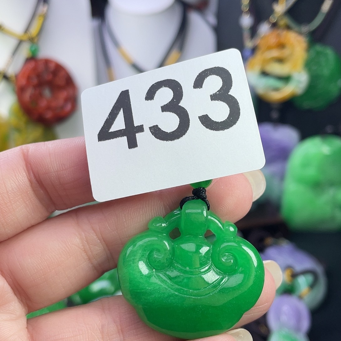 翡翠未镶嵌吊坠(赠链)