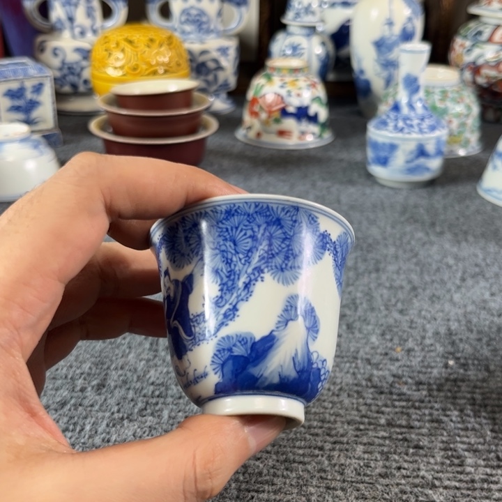 夏***日陶摆件一个青花的小杯子