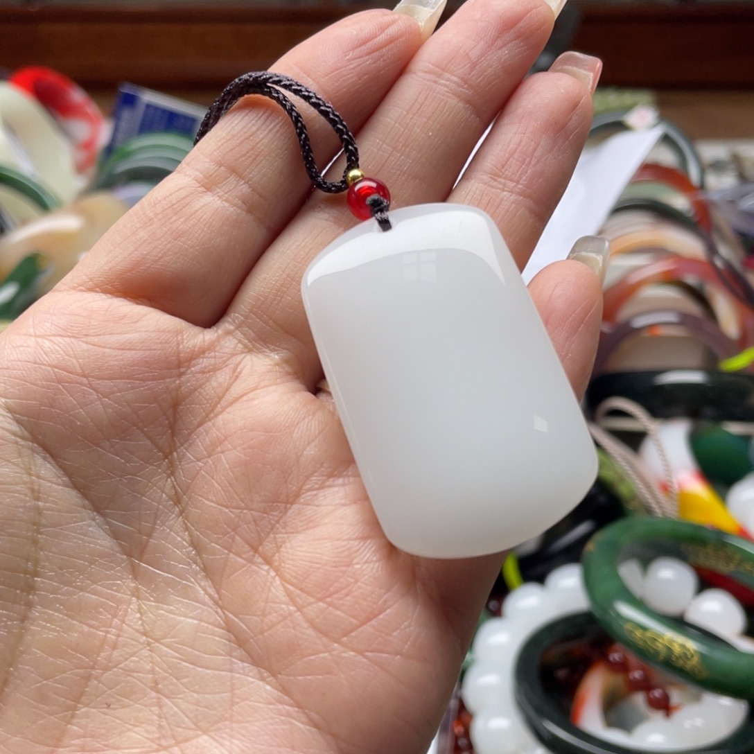 石英岩玉未镶嵌颈饰