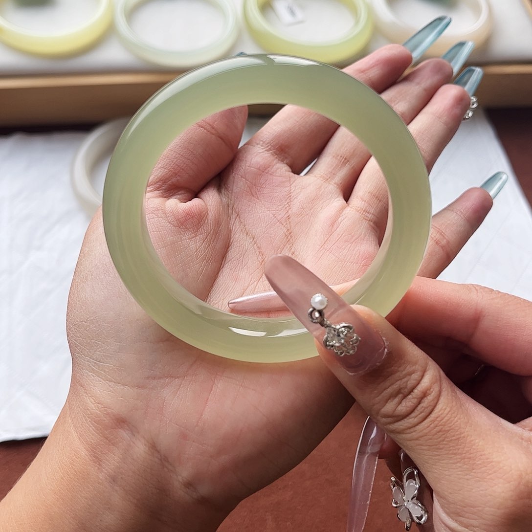 和田玉手镯未镶嵌周*?