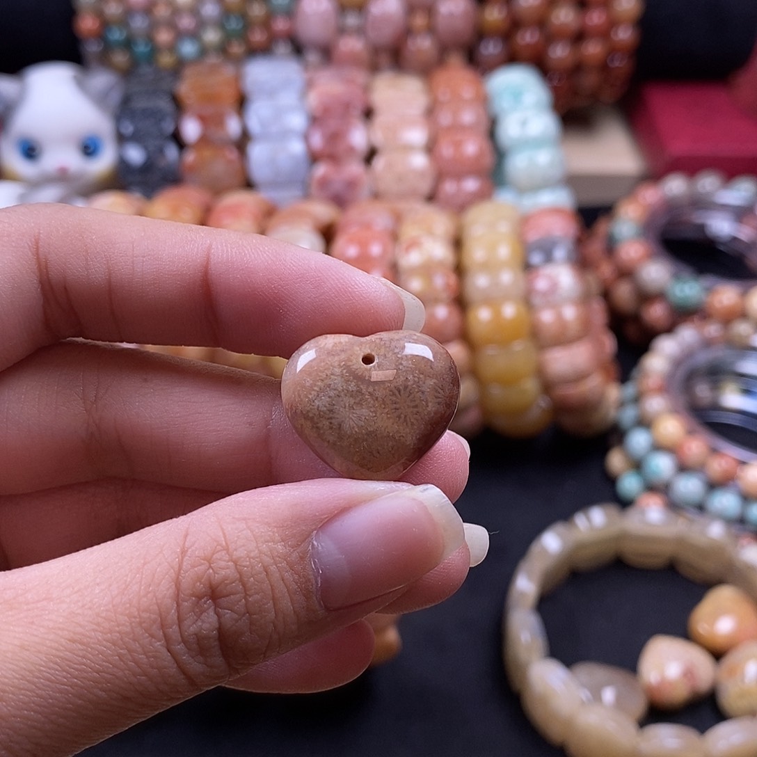 小***桃硅化珊瑚（珊瑚玉）手牌未镶嵌