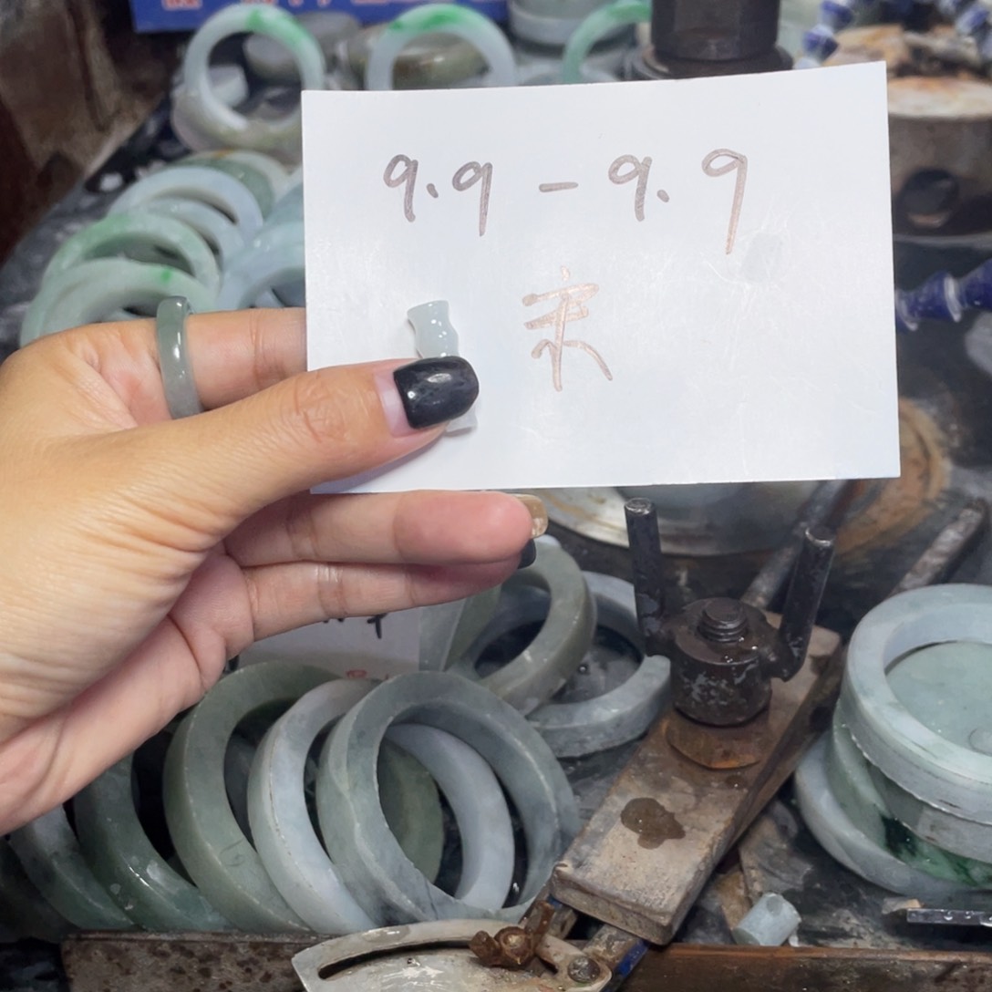 翡翠未镶嵌颈饰多样性