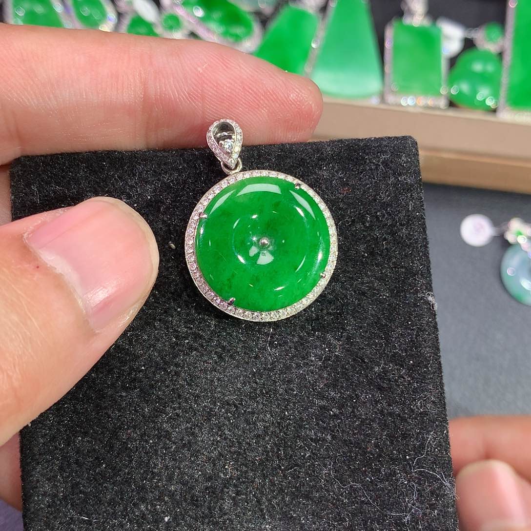 翡翠吊坠(赠链)18K金镶嵌