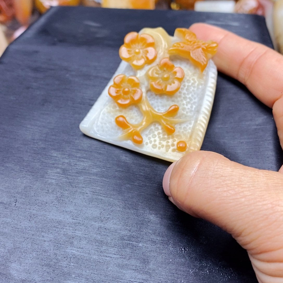 石英质玉（黄龙玉）颈饰未镶嵌