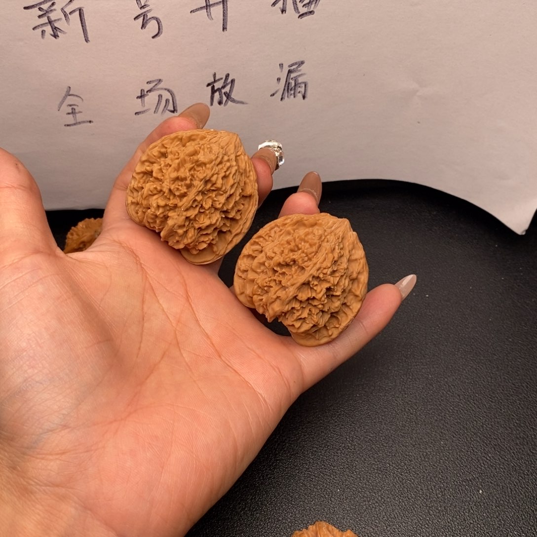 乌****把件文玩核桃满天星