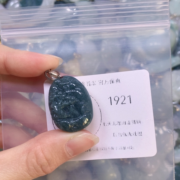 翡翠颈饰9K金镶嵌翡翠