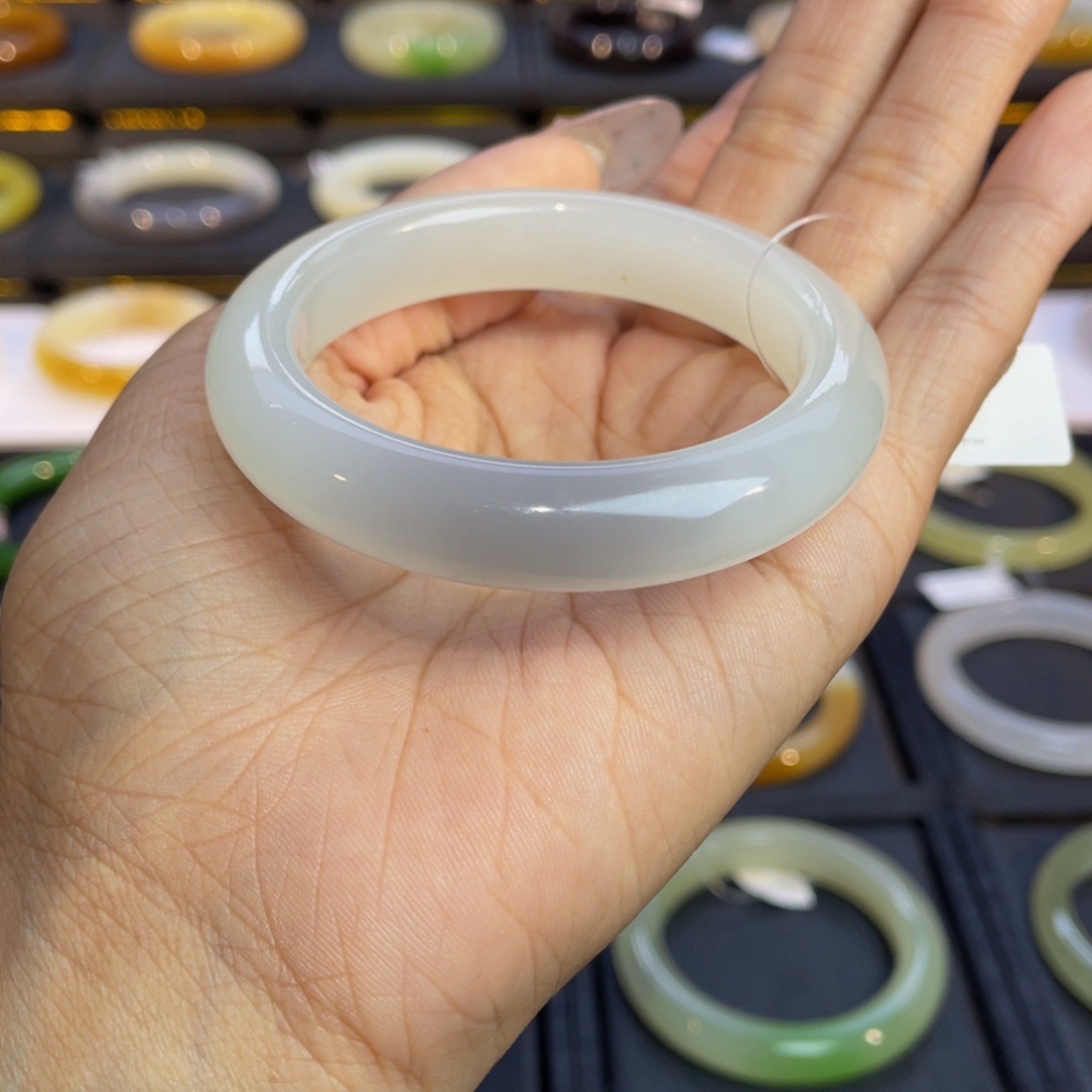 和田玉手镯未镶嵌