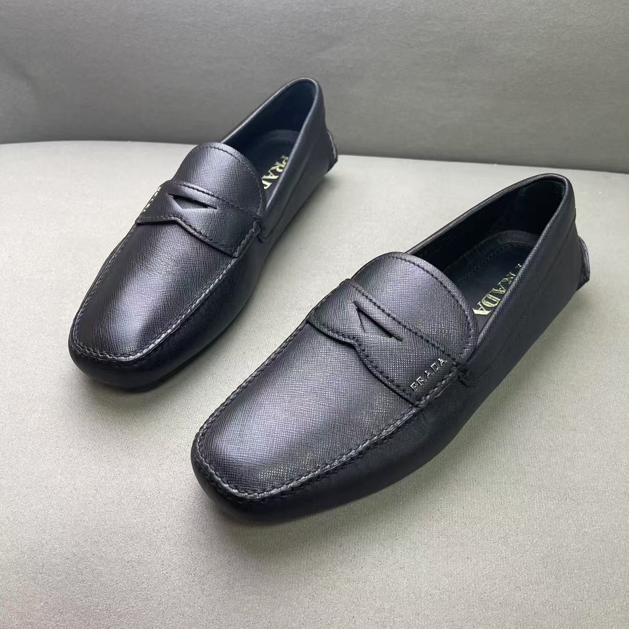 未使用 Prada/普拉达 黑色皮面银标logo休闲豆豆鞋 41.5码/全新