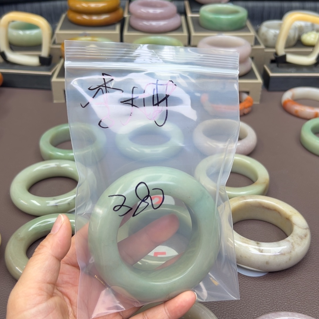 石英质玉手镯合金李*妹