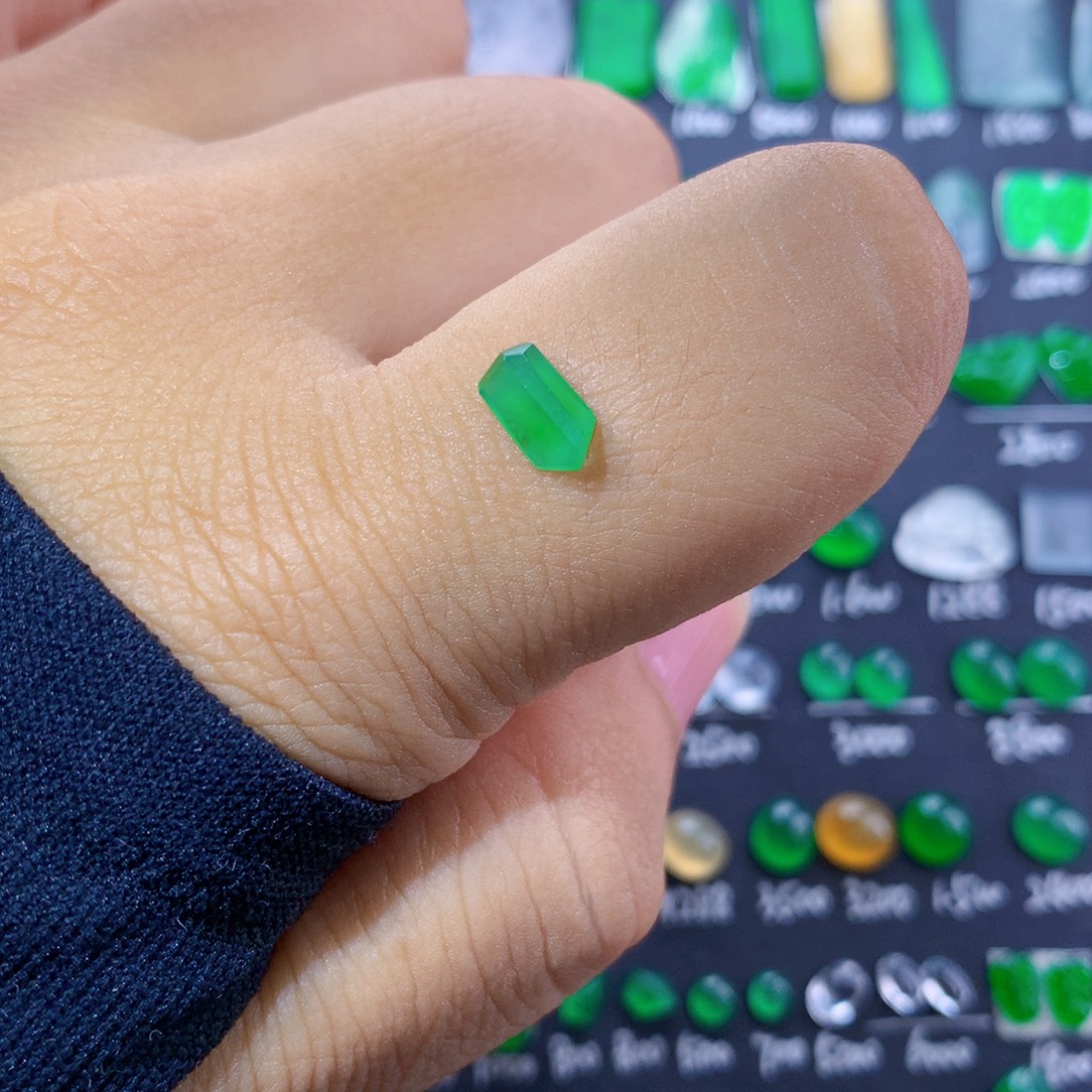 翡翠裸石天然翡翠玉石切割