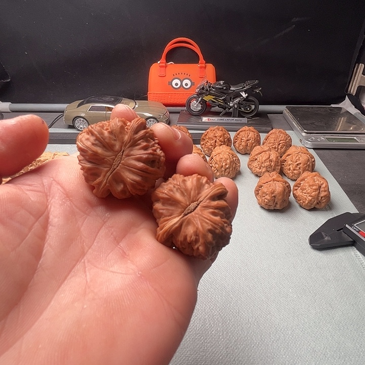 薛***人桃核把件28白狮子