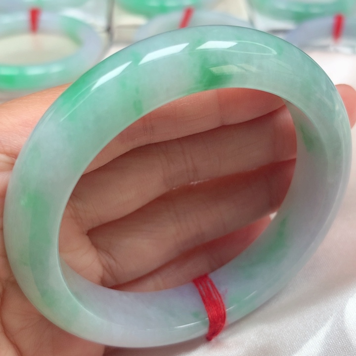 翡翠手镯未镶嵌阳绿飘花