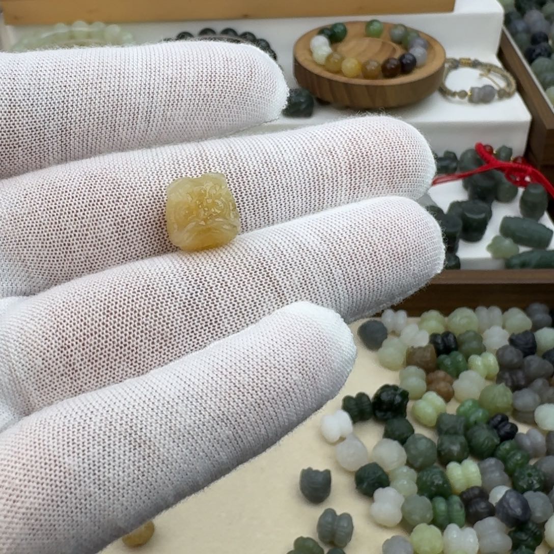 七***月和田玉未镶嵌珠宝半成品和田玉浅糖料醒狮11+㎜
