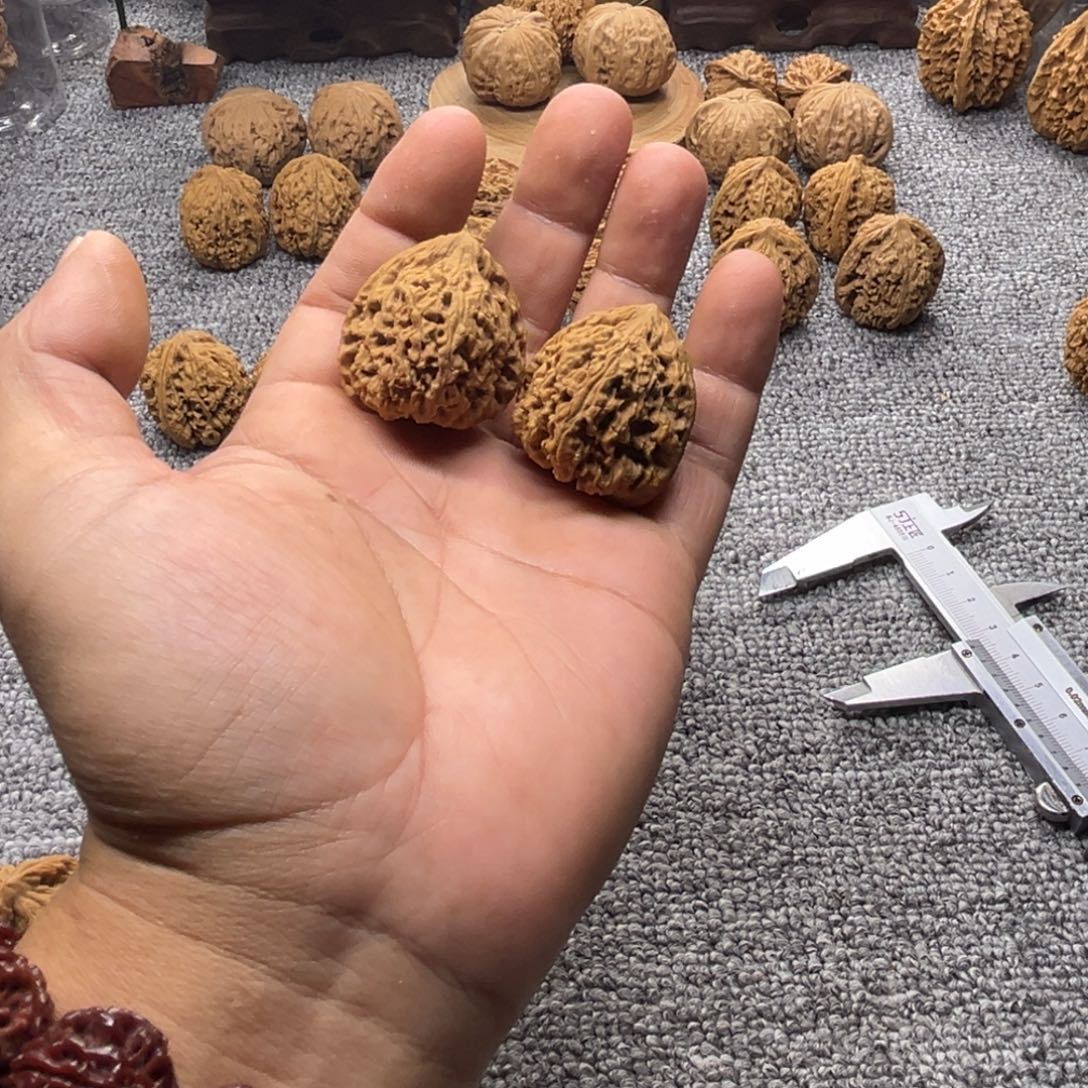 纯***.文玩核桃把件逐鹿南疆三角