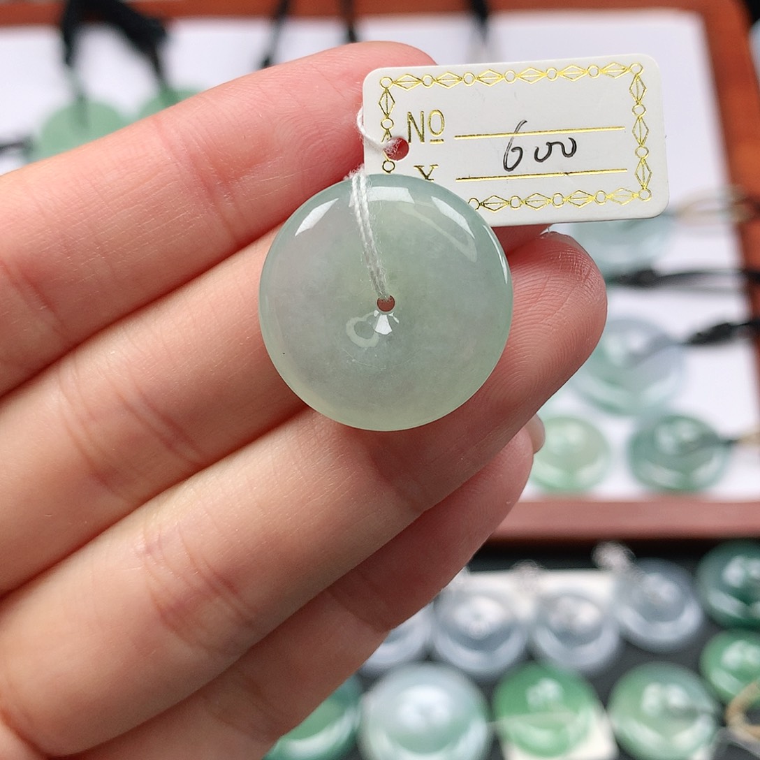 翡翠颈饰未镶嵌平安