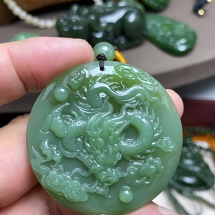 颈饰未镶嵌和田玉（碧玉）