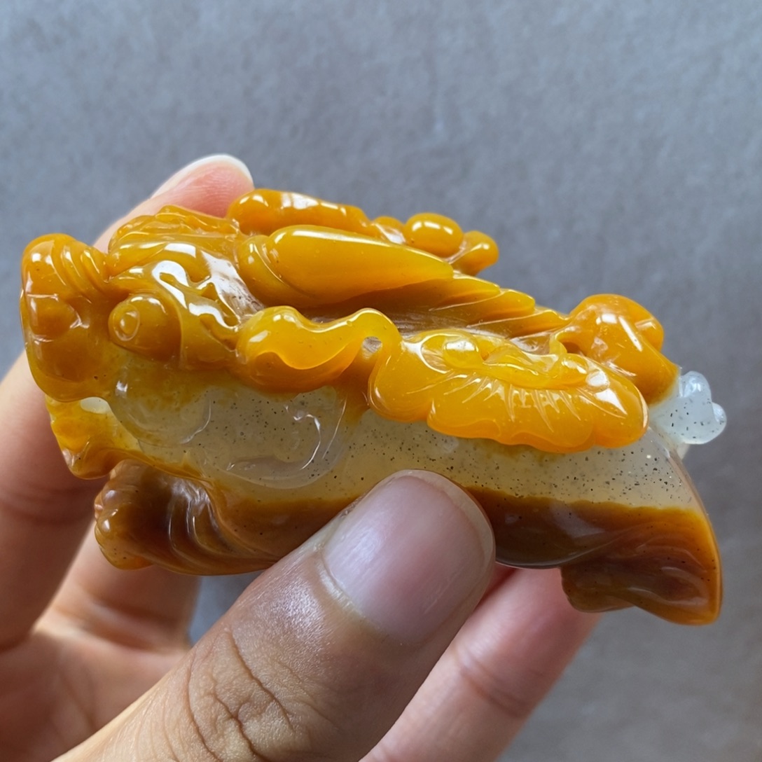 *****未镶嵌石英质玉（黄龙玉）颈饰