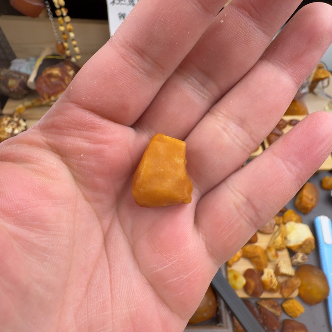 千***杨琥珀未镶嵌裸石3.5