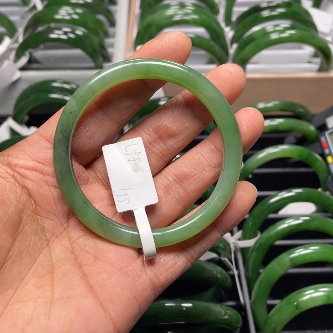 和田玉（碧玉）未镶嵌手镯