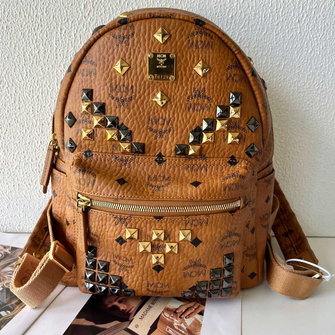 95新 MCM XM/经典干邑色小号铆钉双肩包/SD06809031