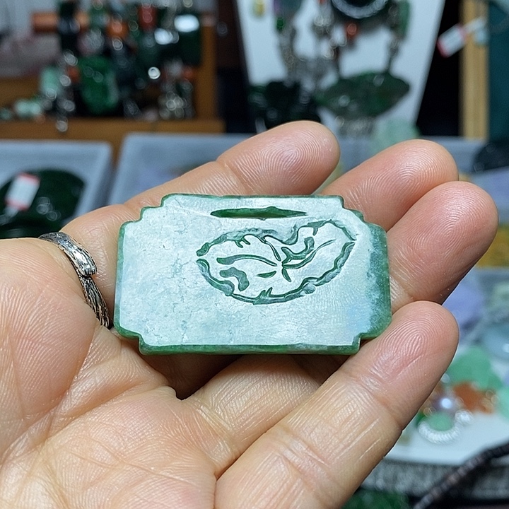 翡翠未镶嵌吊坠(赠链)