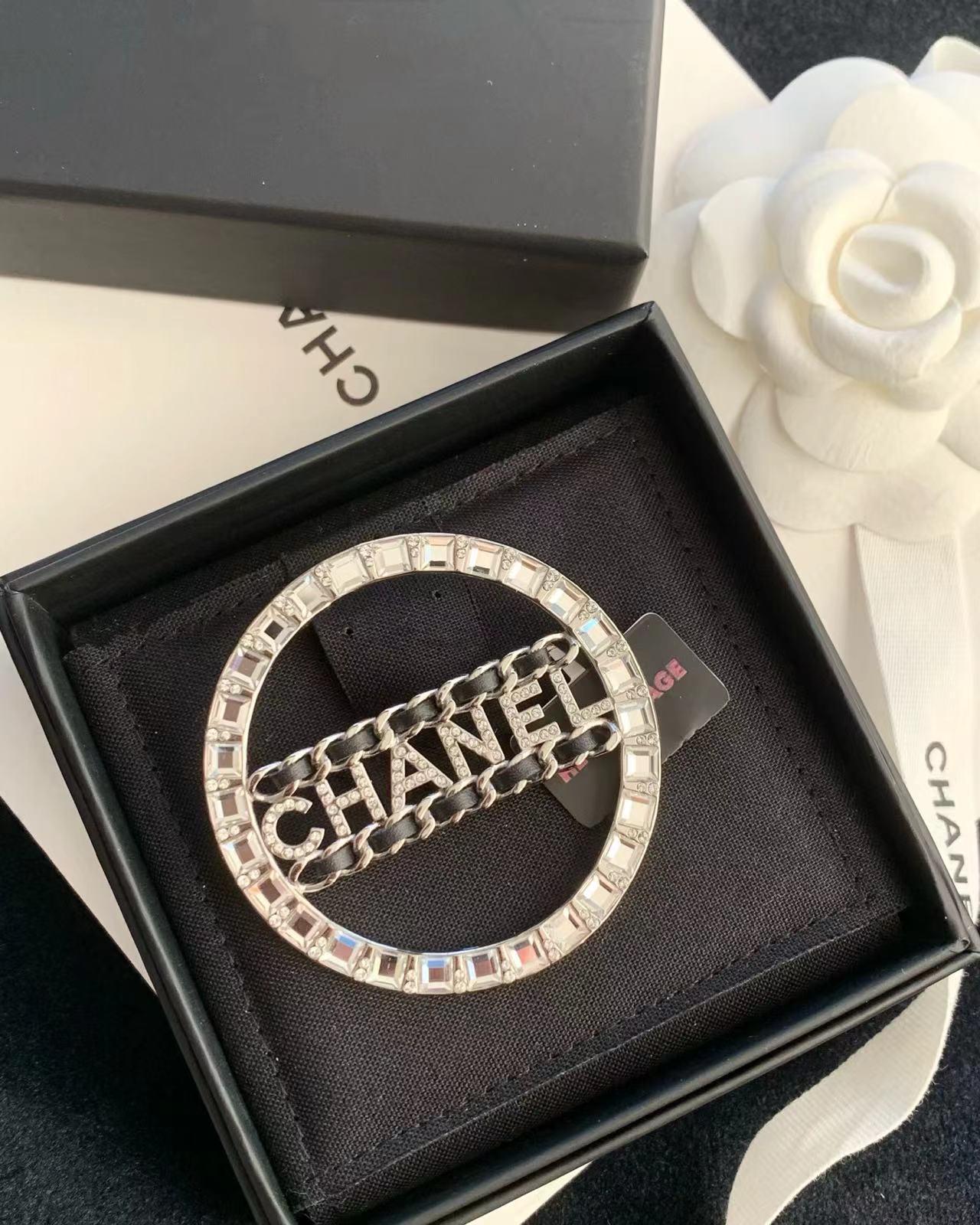 95新 Chanel/香奈儿 18k 皮穿链钻钻logo胸针 18061355