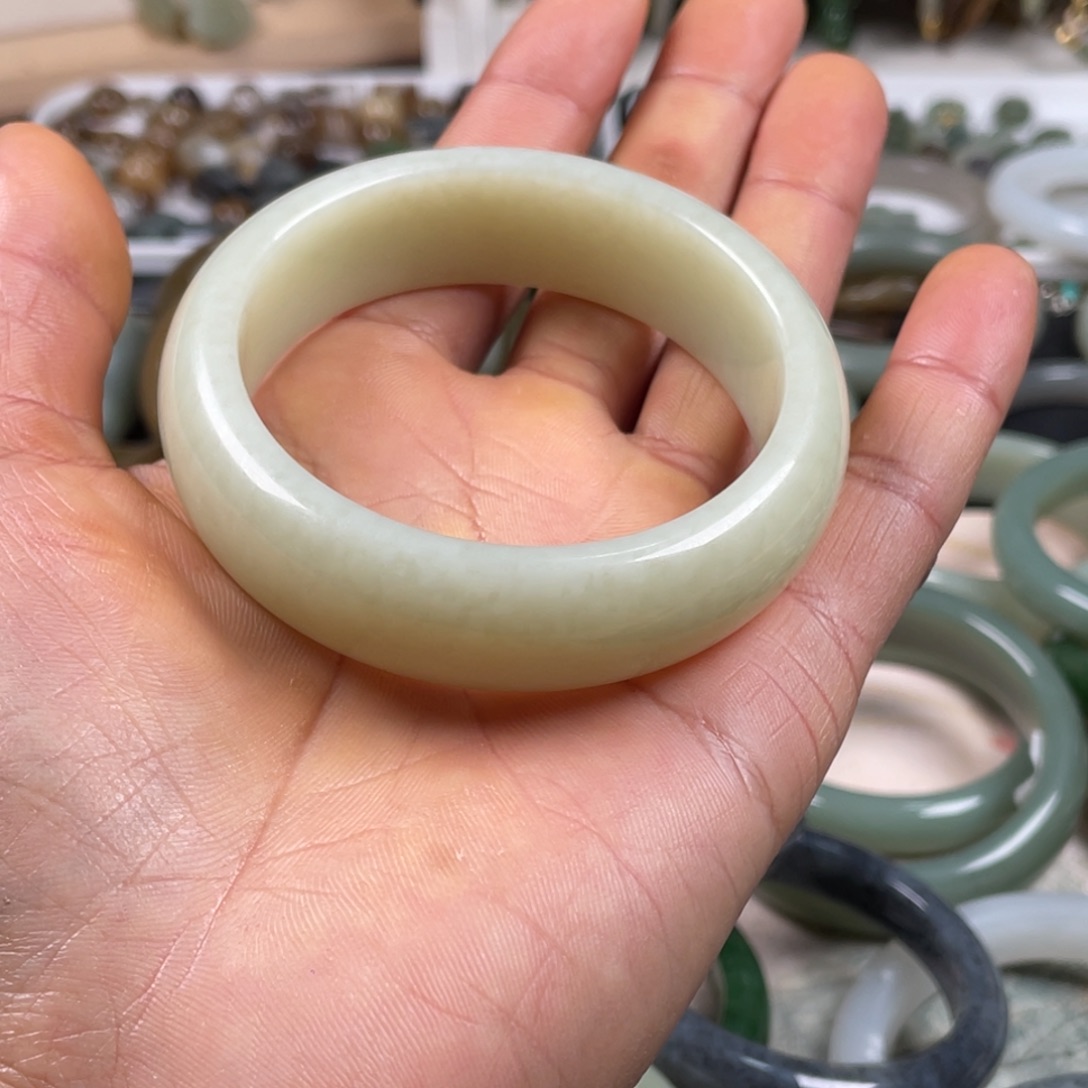 沐***漪和田玉未镶嵌手镯和田玉手镯未镶嵌